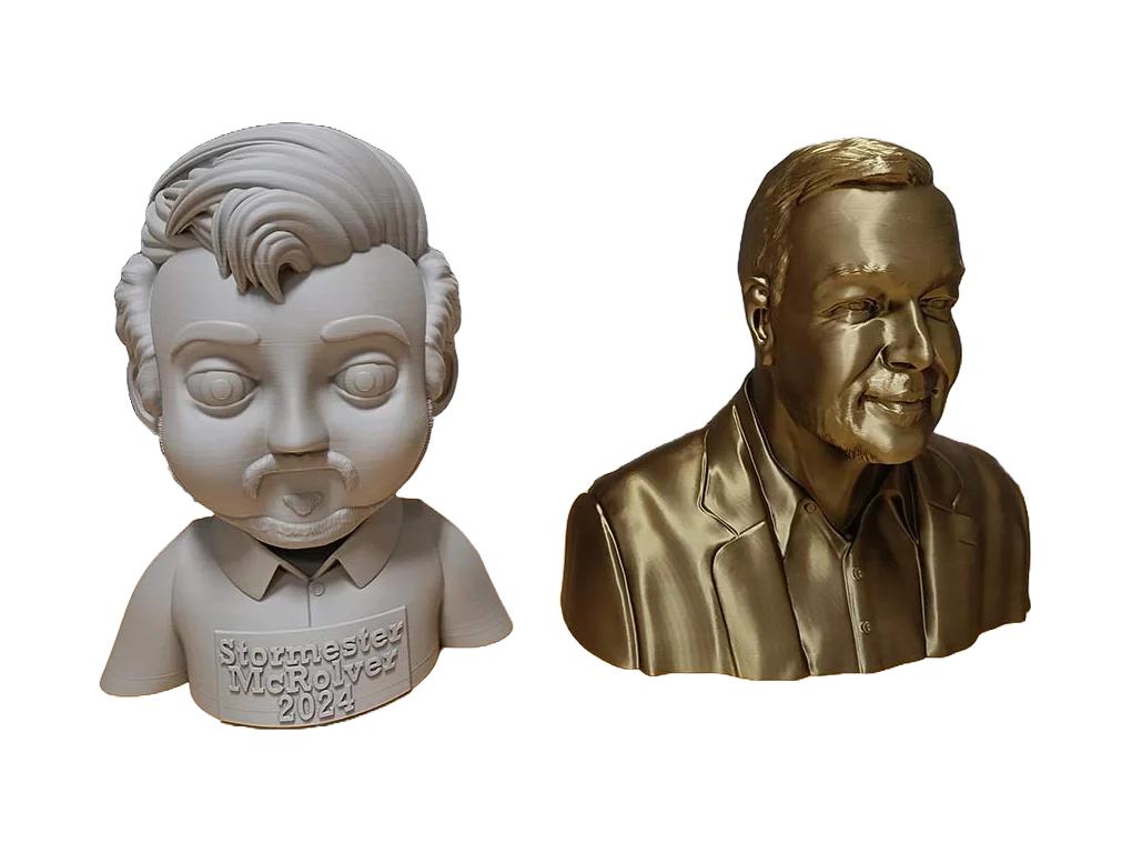 To buster: En karikeret figur med tekst "Stormester McRøver 2024" og en realistisk buste i bronzelook
