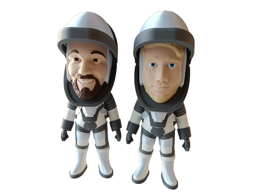 To personlige figurer i astronautdragter med detaljerede ansigtstræk