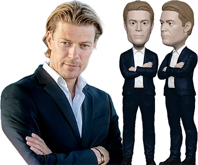 3D printede bobbleheads af en mand i jakkesæt med arme over kors, baseret på hans portræt